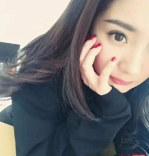 关晓彤拍照姿势万年不变,托腮做作显土气,肢体僵硬像影楼摆拍