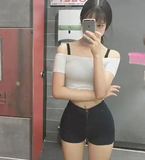 随性甜美的小姐姐,穿牛仔裤会更有气质,养眼又上镜