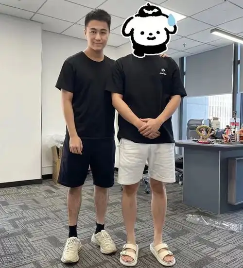 何猷君深圳被偶遇评价真人与屏幕差别大,性格成熟稳重