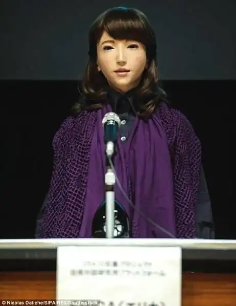 日本机器人美女主播vs真人主播,你更喜欢哪一个