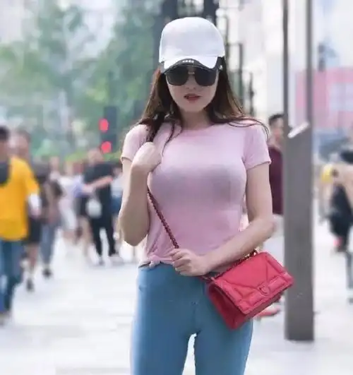 打底裤小姐姐的穿搭,彰显女神的气质