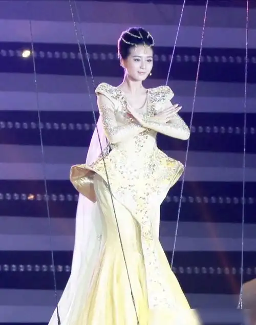 女星同款高空秋千,杨幂大胆杨紫待遇高赵丽颖靠颜值刘诗诗超霸气
