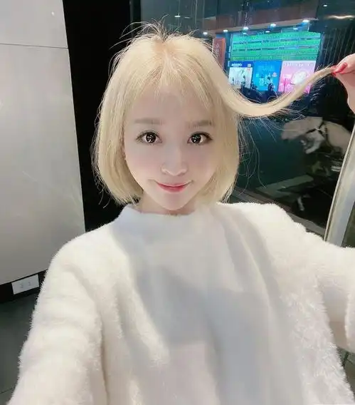 金色短发美女,比基尼套装动作调皮,服装搭配,气质自习室,运动