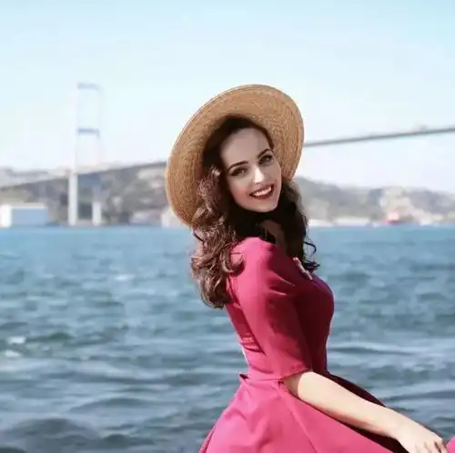 活在上世纪的90后女孩,演绎复古穿搭时髦爆表