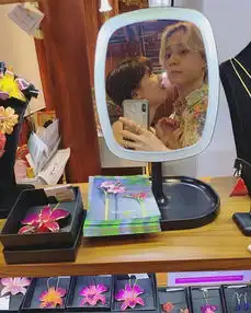 组图泫雅穿彩虹吊带紧身裙甜美娇俏与男友同框甜蜜秀恩爱