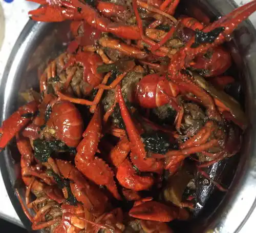 虾季来袭,不用加复杂多样的调料,简易版秘制麻辣小龙虾献上