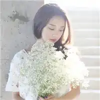 小清新系列手里捧花的女生头像谁在微笑里彷徨忘了忧伤