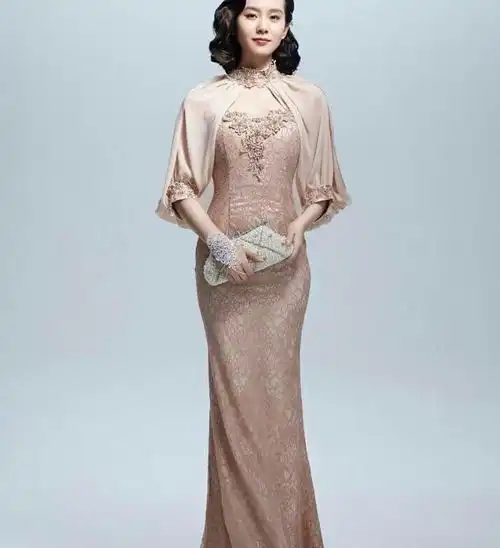 女星穿旗袍,杨幂显少女感,刘诗诗高雅贵气,唯独在她身彰显霸气