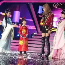 张亮大咖秀颠覆演出再度变身搞怪丑女人