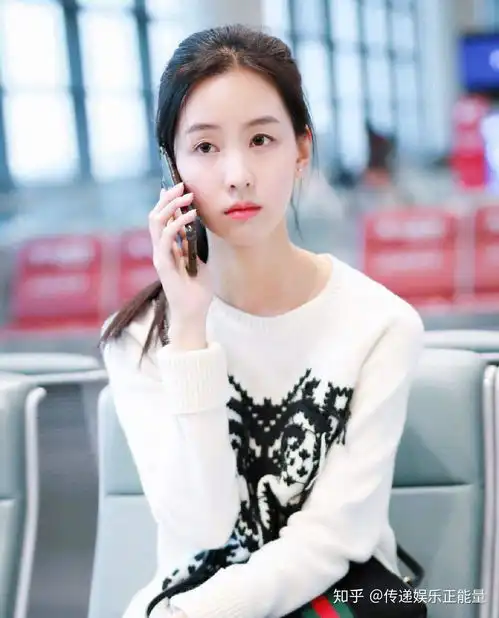 陈都灵童年照清纯甜美,双马尾少女感足娃娃脸超治愈,她很励志