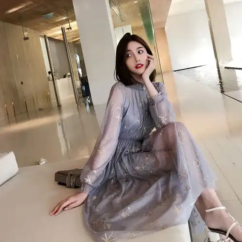 看你们都在穿阔腿裤,小个子女生却靠连衣裙美出仙气