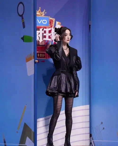 10年后杨幂再唱爱的供养,开嗓燃炸全场扎丸子头好少女