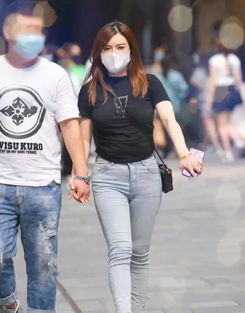 随便穿搭的瑜伽裤展现时尚风情,显身材又耐看,高级利落