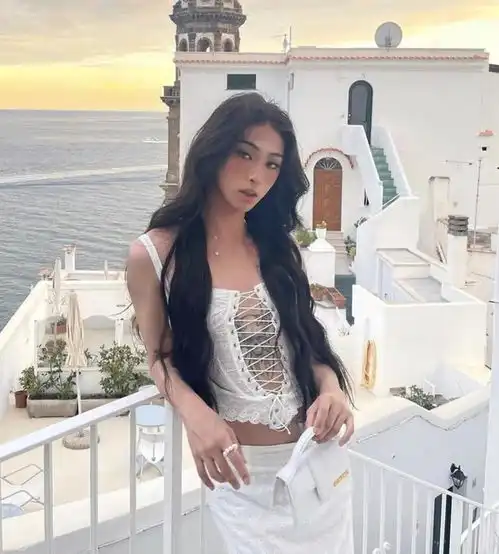 伊能静儿子又上热搜,长发长裙,身姿妖娆哈利妆容哈里庾澄庆网易订阅