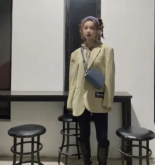 吴昕为话剧剪短发,穿衬衣一把搂住闺蜜,男友力十足侧颜像极维嘉