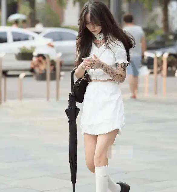 热情活泼的时尚街拍清纯迷人的美女,让人看了又看