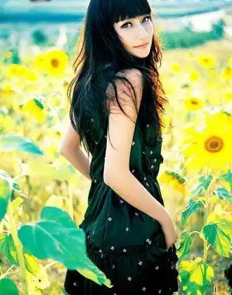 我想要一个qq头像,要向日葵和少女在一起的