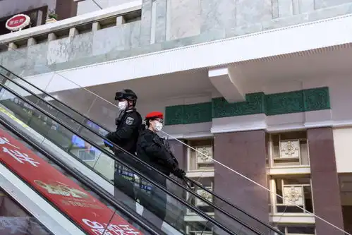 反差萌当北京站持枪女特警遇上鲜花,竟这么可爱