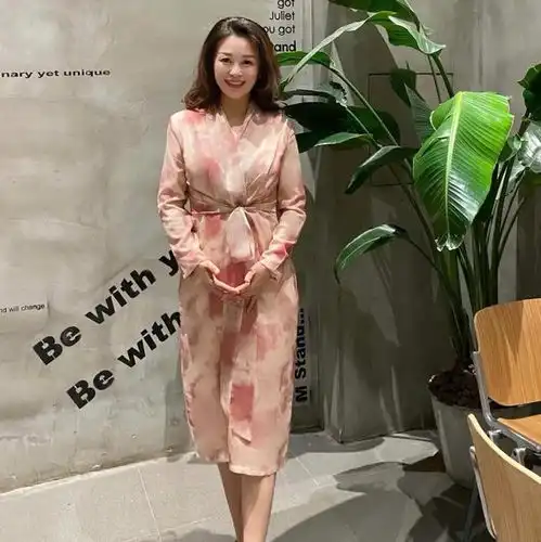 这才是70后女人该有的打扮,会保养懂打扮,把岁月当作美容刀