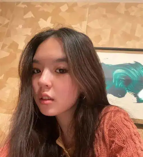 李咏女儿法图麦罕见晒自拍,为纪念父亲腰部纹有一小月亮,背后含义让人泪目
