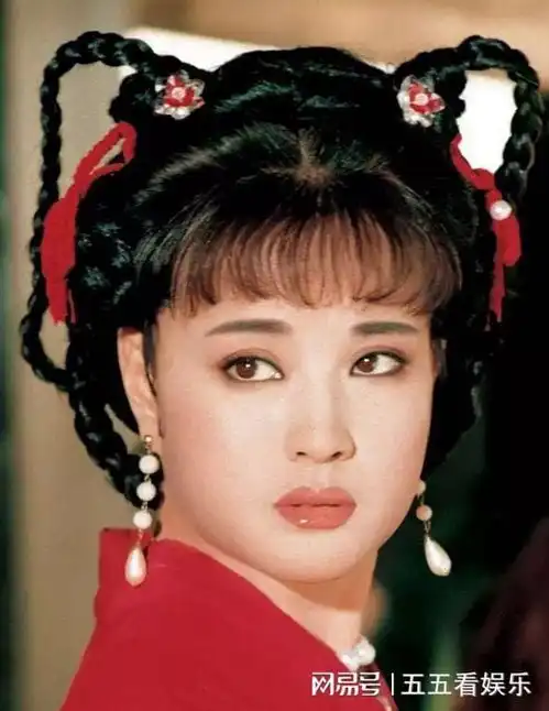 69岁刘晓庆晒美照,皮肤白皙下巴尖戳,胸前宝石比拳头还大