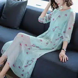 70后女人别再穿沉色的衣服了,换上印花连衣裙,减龄又显气质