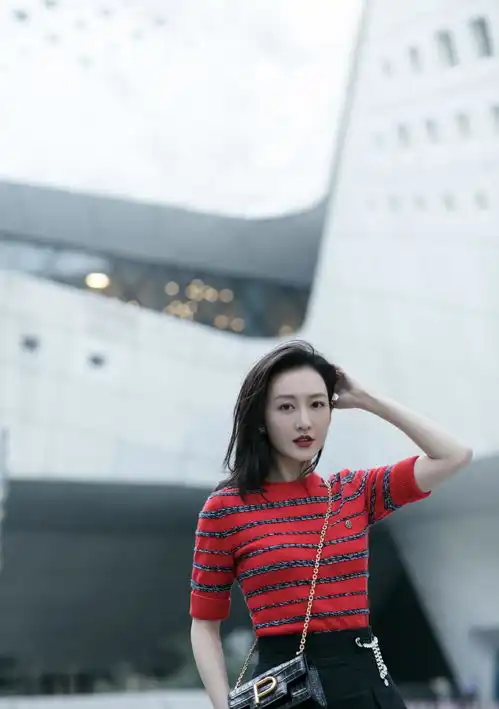 被王鸥气质给惊艳,穿一袭抹胸连衣裙拍时尚大片,高贵优雅