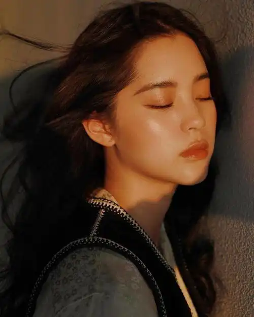组图欧阳娜娜夕阳下露温柔侧颜穿印花衬衫搭马甲变文艺少女