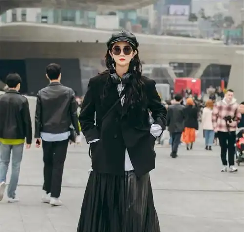 果然,还是韩国女生穿黑色好看她们的黑大衣街拍,洋气显瘦