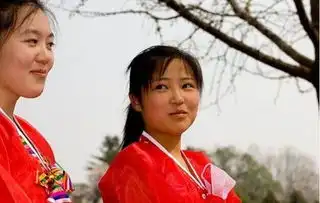 街拍朝鲜街头美少女天然鹅蛋脸朴素清新