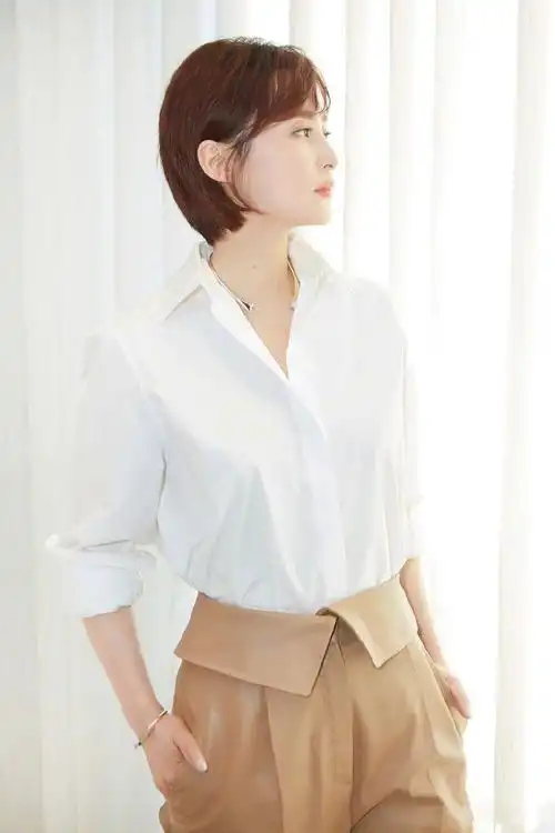 44岁蒋勤勤短发很高级,轻熟风造型简约精致,优雅又不失女人味