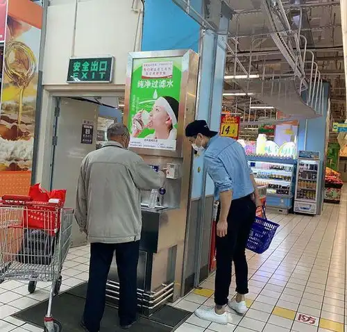 高云翔回国后首次现身,反戴着鸭舌帽,非常的高调丝毫不怕被拍