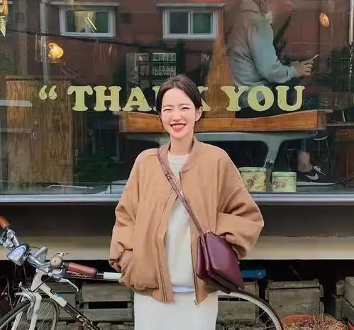 真正时髦的女人很少穿卫衣,没气质这样搭配才时尚