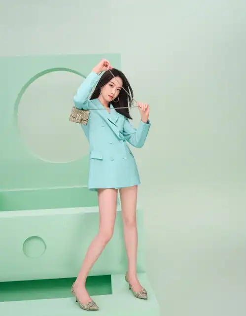 倪妮瘦没了曲线,但穿薄荷绿西装女人味仍很满,果然美人在骨
