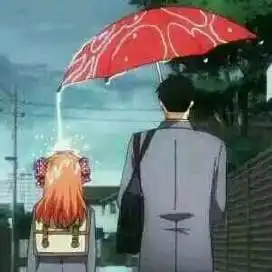 一女生哭,另一个女生为她撑伞,一路陪你动漫图片