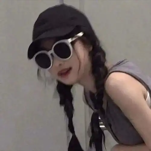 可爱的真人女生头像微微风簇浪,散作满河星