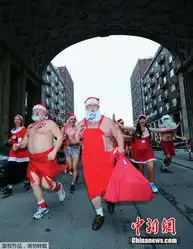 匈牙利举办圣诞老人赛跑泳衣美女劲爽亮相