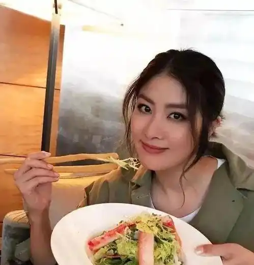 48岁陈慧琳久违露面,少女感十足,女神保持身材的秘诀是什么