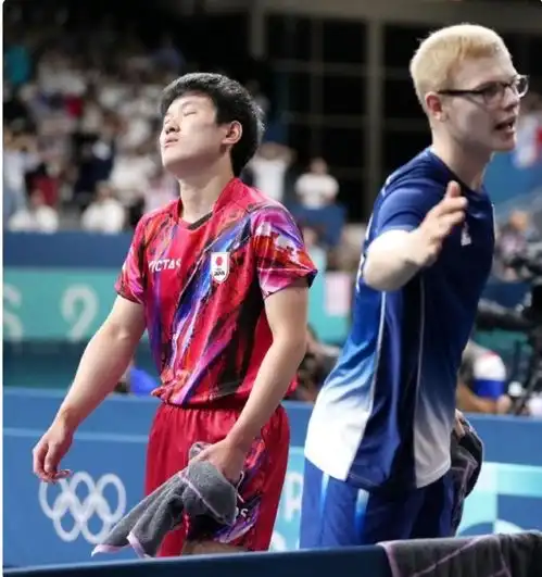 笑喷中国女球迷合影张本智和我往前点不会显他头大张本听懂中文憋笑