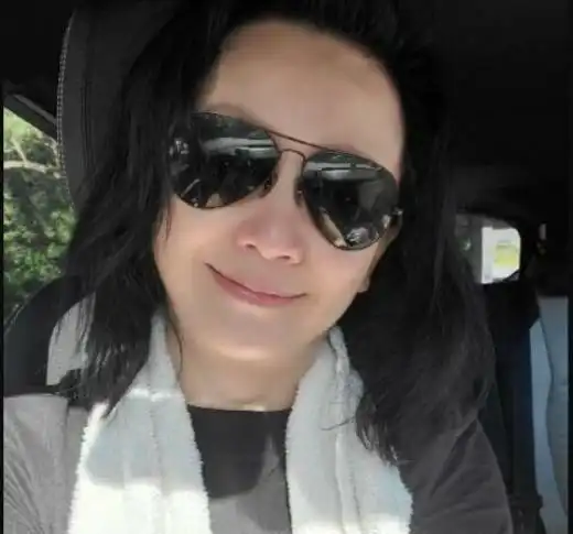 55岁曾华倩近照公开,保养很好皮肤白皙很年轻,到处旅行很舒服