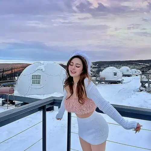 美女小姐姐皮肤白皙身穿卡其色连衣裙旅游时拍摄的美照