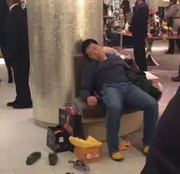 英媒曝男士商场购物可怜照