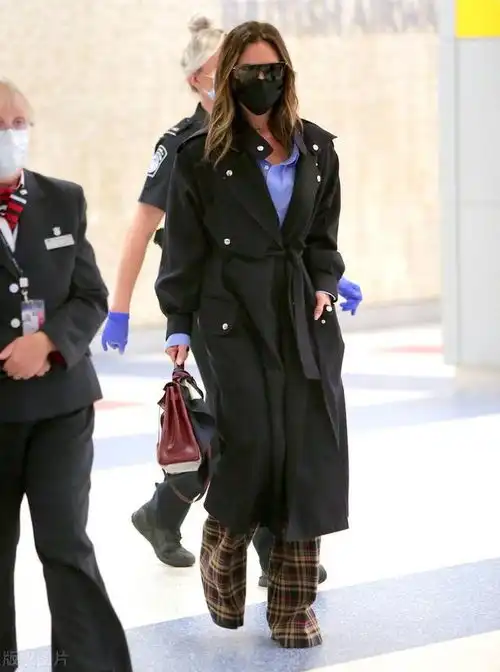 维多利亚贝克汉姆现身机场冰山美女霸气前行造型高冷