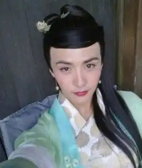 谢霆锋童年女装照曝光香肩红唇抹胸微凸