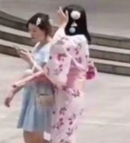 攀枝花学院和服女生逛校园,学校迅速回应,没学过历史吗