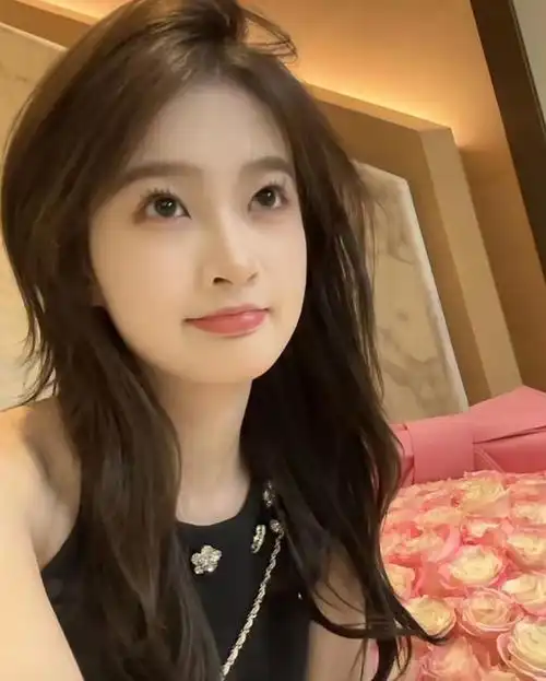 曝王思聪又换新女友带清纯美女看亚运,被偷拍不打人大方比耶