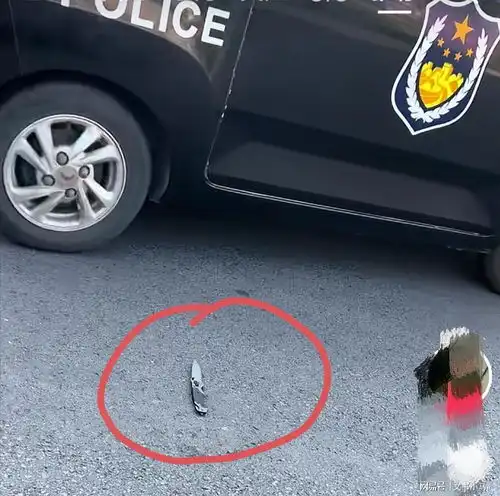 两个作死黄毛小青年骑车路过幼儿园附近,身上掉下来一把刀,慌了