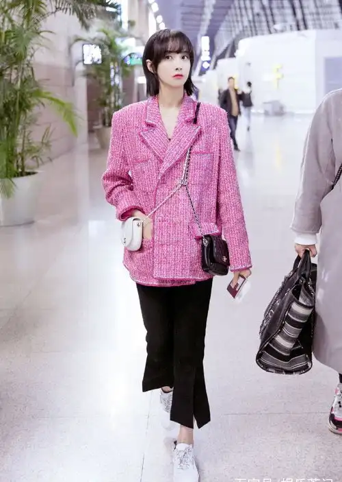 宋茜新戏杀青,穿白t配长裤,气球下成最美的初恋女孩