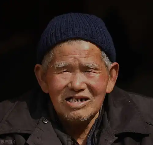 6旬光棍年轻时挣点钱吃光用光不正混,现住养老院无人管,啥情况
