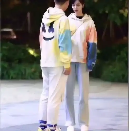 街拍美女小姐姐闹脾气了,小哥哥居然这样哄好了